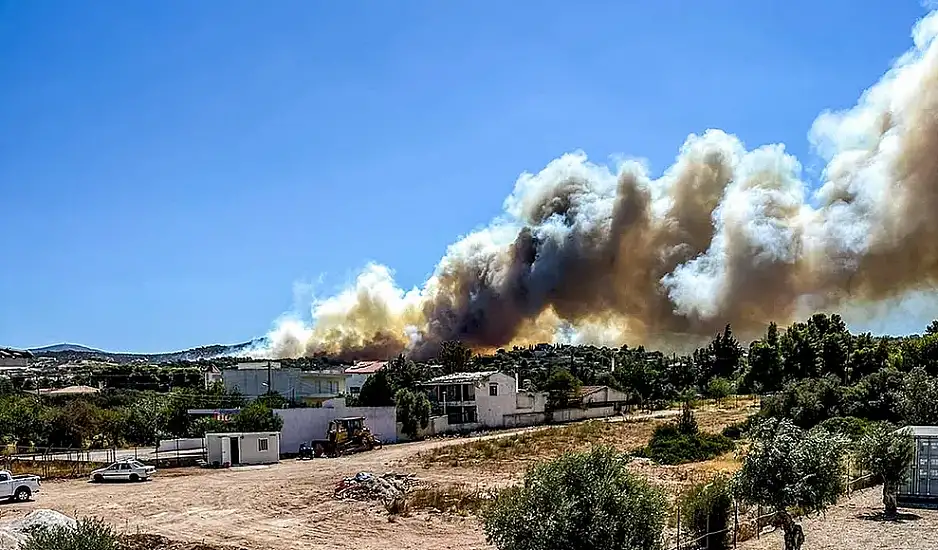 Σε ύφεση η πυρκαγιά στην Αγία Μαρίνα Κορωπίου – Κοντά στα σπίτια οι φλόγες