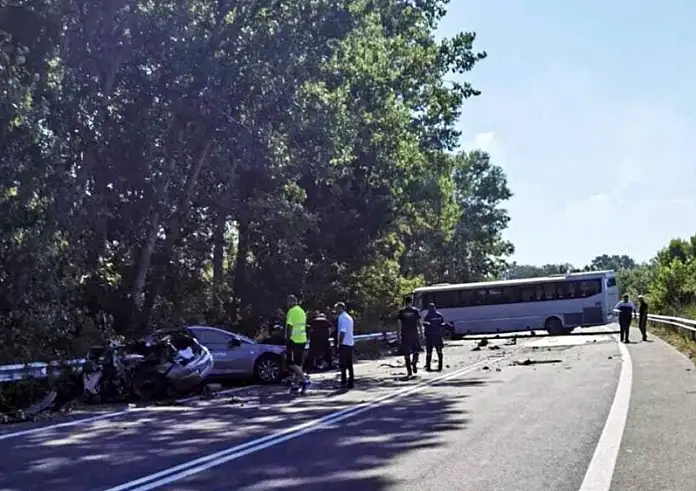 Ξάνθη: 4 νέοι άνθρωποι νεκροί μετά από σύγκρουση αυτοκινήτου με λεωφορείο – Κόπηκε στην μέση το ΙΧ