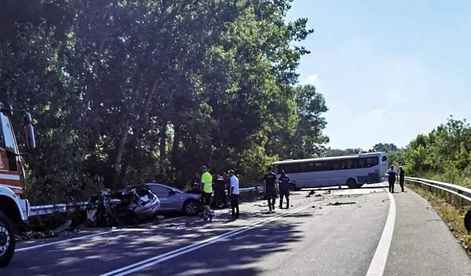 Ξάνθη: 4 νέοι άνθρωποι νεκροί μετά από σύγκρουση αυτοκινήτου με λεωφορείο – Κόπηκε στην μέση το ΙΧ