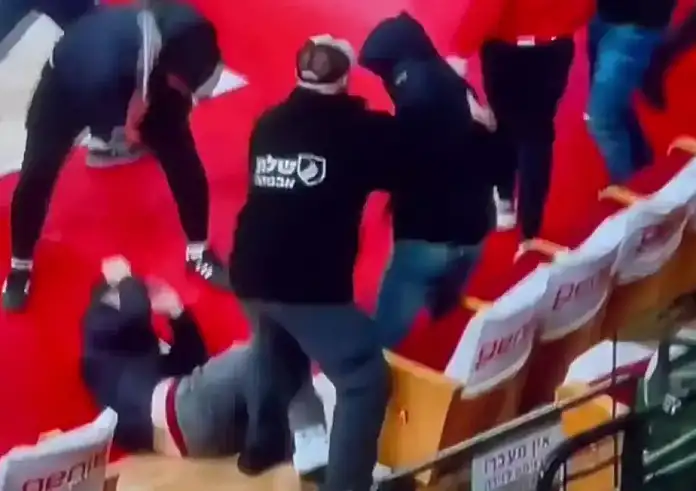 Άγριο ξύλο στο Χάποελ Τελ Αβίβ – Χάποελ Χάιφα με οπαδό να πηγαίνει στο νοσοκομείο