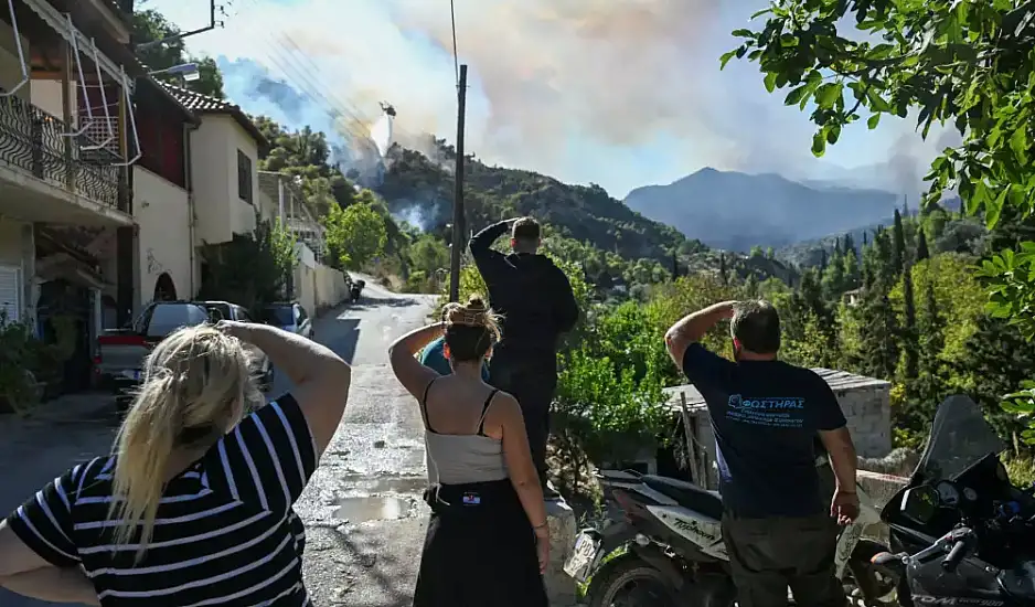 Φωτιά στο Ξυλόκαστρο: Τιτάνια μάχη με τις αναζωπυρώσεις και νέα 112 για εκκένωση των περιοχών Χελυδόρεο και Ζάχολη