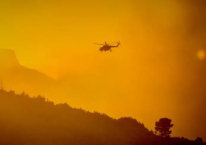 Δύο σοροί απανθρακωμένες εντοπίστηκαν στη φωτιά στο Ξυλόκαστρο. 30 χιλιόμετρα το πύρινο μέτωπο