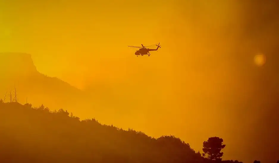 Δύο σοροί απανθρακωμένες εντοπίστηκαν στη φωτιά στο Ξυλόκαστρο. 30 χιλιόμετρα το πύρινο μέτωπο