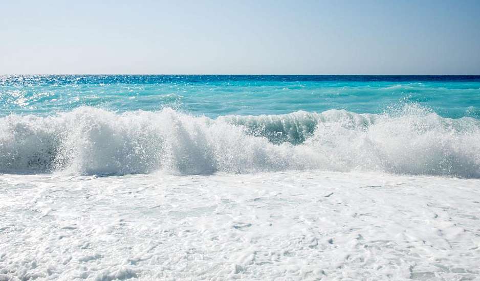 Εύβοια: Πώς σώθηκαν μάνα και κόρη που παρασύρθηκαν από δυνατούς ανέμους σε παραλία