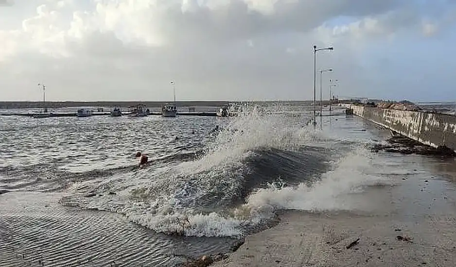 Τραγωδία στην Κυπαρισσία: Γυναίκα παρασύρθηκε από κύματα και πνίγηκε στο λιμάνι