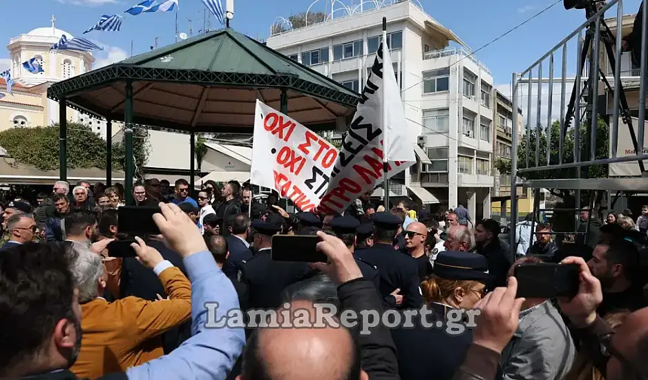 25η Μαρτίου: Ένταση με εργαζόμενους της ΛΑΡΚΟ μετά την παρέλαση στη Λαμία