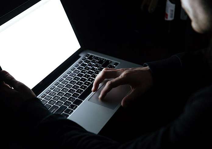Χανιά: Συνελήφθη 46χρονη για revenge porn – Έστειλε γυμνές φωτογραφίες του συντρόφου της επειδή ήθελε να χωρίσουν