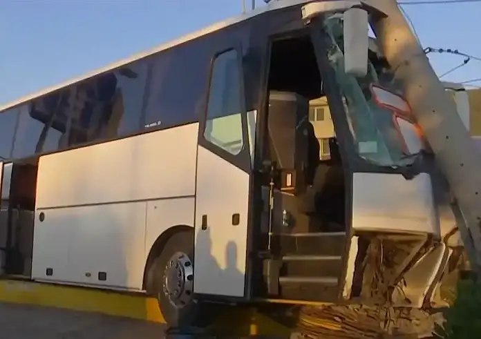 Λεωφόρος Λαυρίου: Λεωφορείο έπεσε σε κολόνα – Τραυματίστηκε ελαφρά ο οδηγός