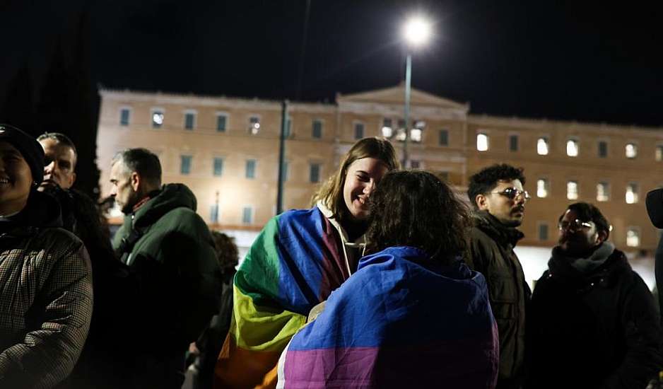 Ο γάμος ομόφυλων δεν απειλεί την ελληνική οικογένεια, ο βασικός μισθός του παιδιού σου είναι η απειλή