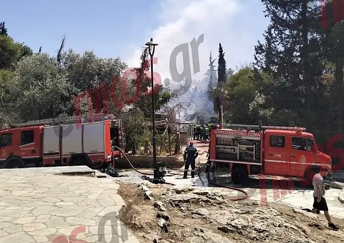 Φωτιά στον λόφο Κολωνού