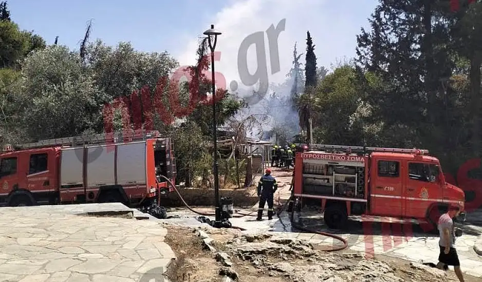 Φωτιά στον λόφο Κολωνού