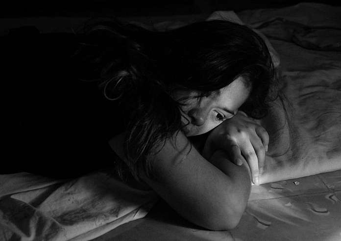 7 συμπεριφορές που μαρτυρούν ότι κάποιος φοβάται να αγαπήσει ξανά επειδή πληγώθηκε στο παρελθόν