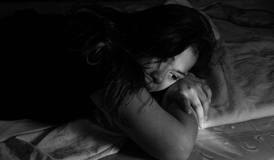 7 συμπεριφορές που μαρτυρούν ότι κάποιος φοβάται να αγαπήσει ξανά επειδή πληγώθηκε στο παρελθόν