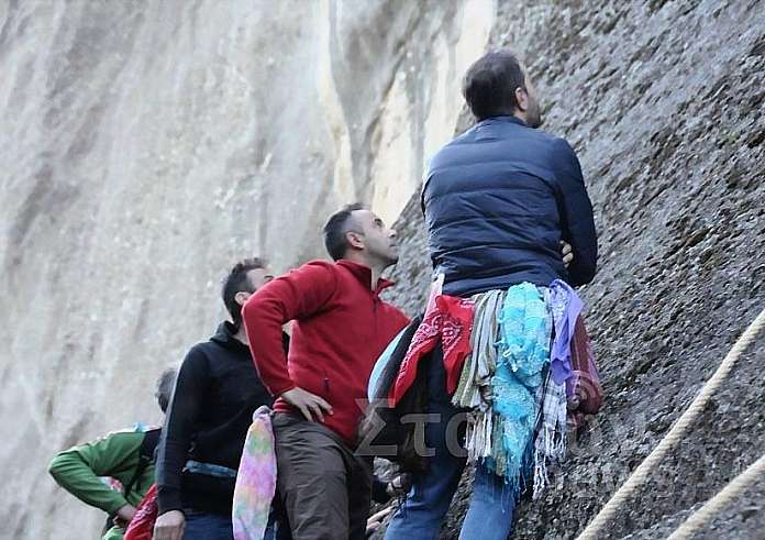 Μετέωρα: Αναβίωσε και φέτος το έθιμο στον Άϊ Γιώργη τον «Μαντηλά» στo Καστράκι