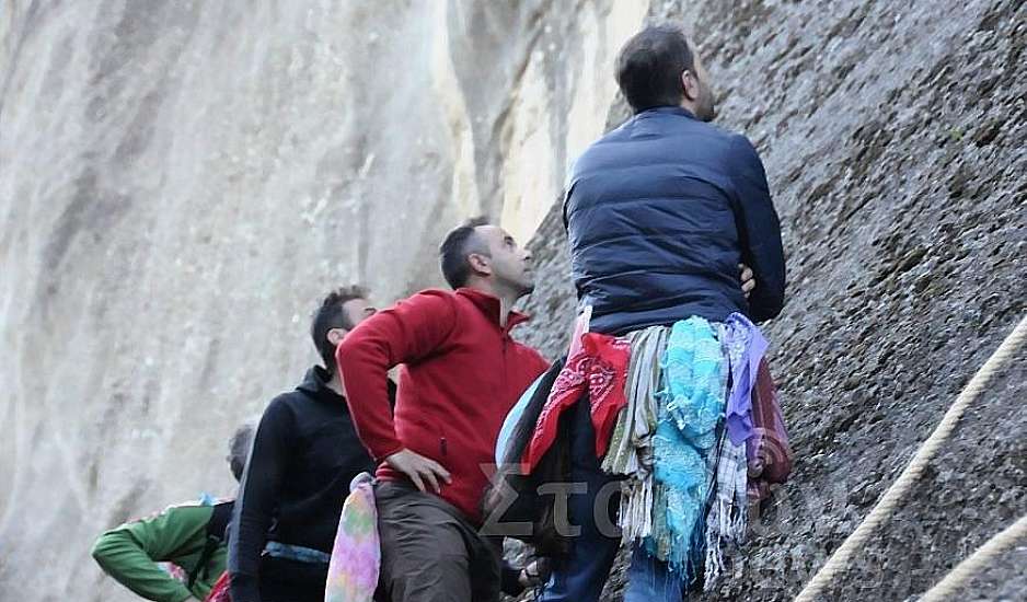 Μετέωρα: Αναβίωσε και φέτος το έθιμο στον Άϊ Γιώργη τον «Μαντηλά» στo Καστράκι