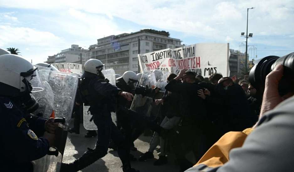 Χημικά και συμπλοκές μεταξύ ΜΑΤ και φοιτητών στο συλλαλητήριο