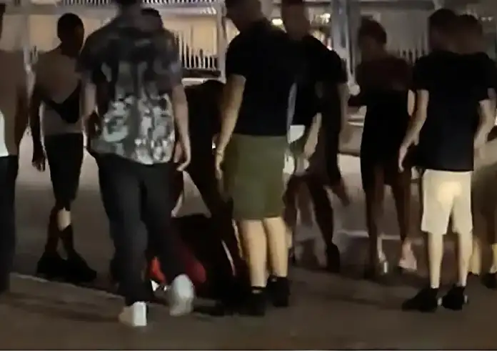 Η στιγμή που η 16χρονη επιτίθεται με μαχαίρι στη 19χρονη στον Πειραιά – Βίντεο ντοκουμέντο