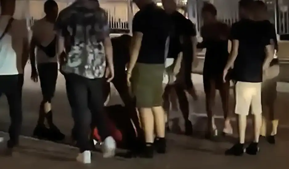 Η στιγμή που η 16χρονη επιτίθεται με μαχαίρι στη 19χρονη στον Πειραιά – Βίντεο ντοκουμέντο