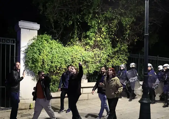 Ιδιωτικά Πανεπιστήμια: Καρέ – καρέ η παρέμβαση φοιτητών έξω από το Μέγαρο Μαξίμου