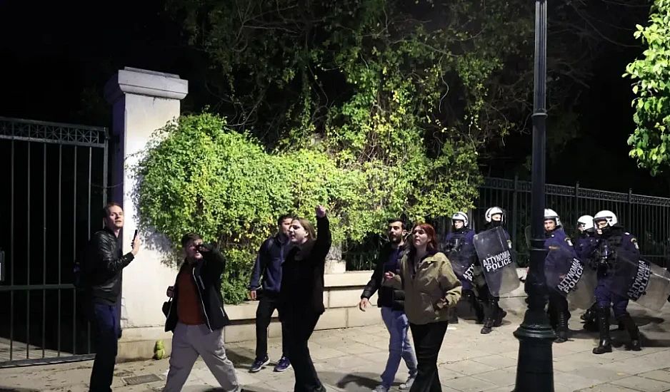 Ιδιωτικά Πανεπιστήμια: Καρέ – καρέ η παρέμβαση φοιτητών έξω από το Μέγαρο Μαξίμου