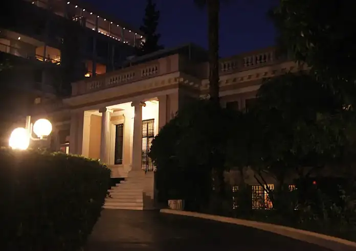 Ομάδα φοιτητών διαδηλώνει έξω από το Μέγαρο Μαξίμου – Ένταση με την αστυνομία
