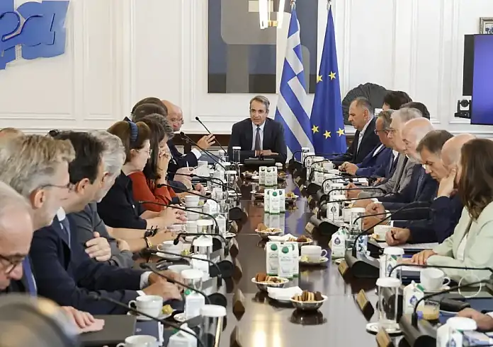 Με το βλέμμα στις εξελίξεις σε ΣΥΡΙΖΑ και ΠΑΣΟΚ το Μαξίμου