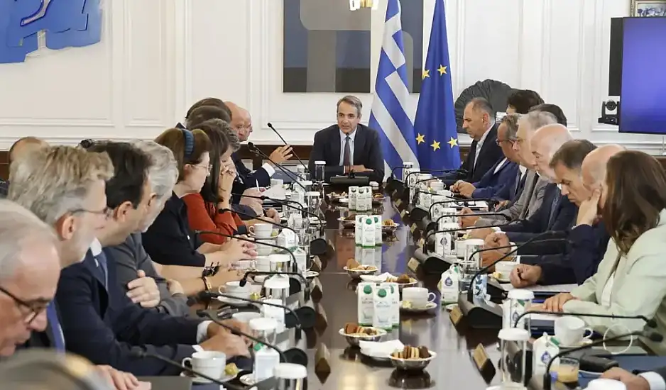 Με το βλέμμα στις εξελίξεις σε ΣΥΡΙΖΑ και ΠΑΣΟΚ το Μαξίμου