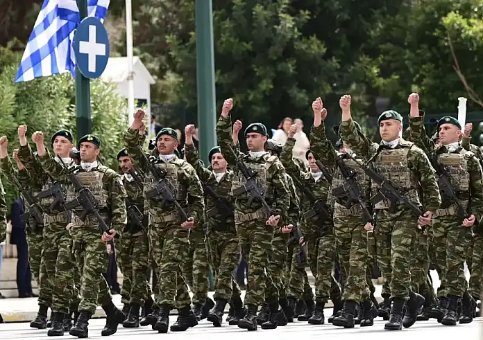 25η Μαρτίου: Με μεγαλοπρέπεια η μεγάλη στρατιωτική παρέλαση στο κέντρο της Αθήνας