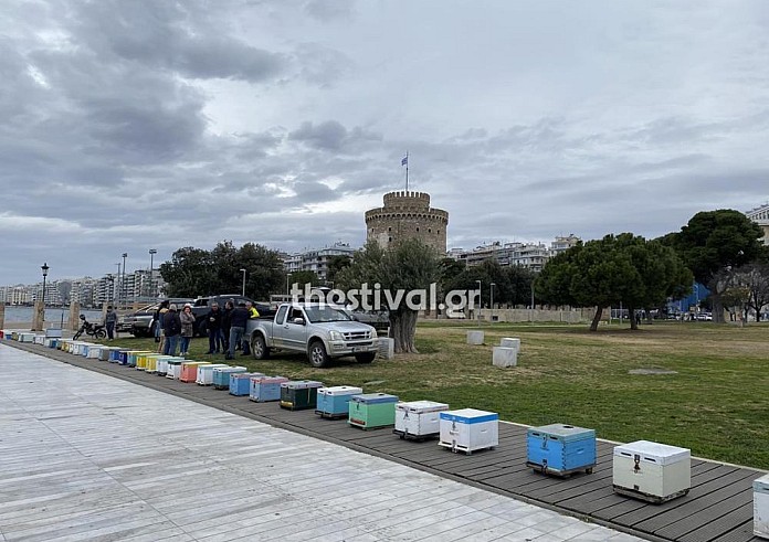 Θεσσαλονίκη: Μελισσοκόμοι έστησαν άδειες κυψέλες στη Ν. Παραλία ως ένδειξη διαμαρτυρίας
