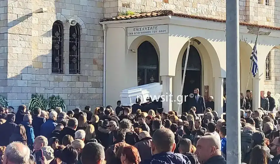 Μεσολόγγι: Σε κλίμα οδύνης το τελευταίο «αντίο» στον 31χρονο που δολοφονήθηκε