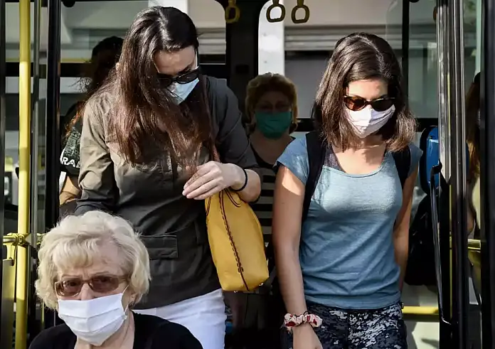 Κορονοϊός: Συστάσεις για χρήση μάσκας σε μέσα μεταφοράς, νοσοκομεία και κλειστούς χώρους