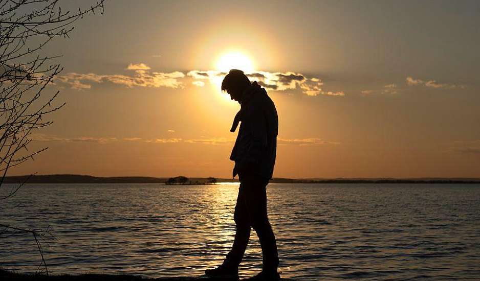 Μοναξιά: Ισοδυναμεί με 15 τσιγάρα την ημέρα