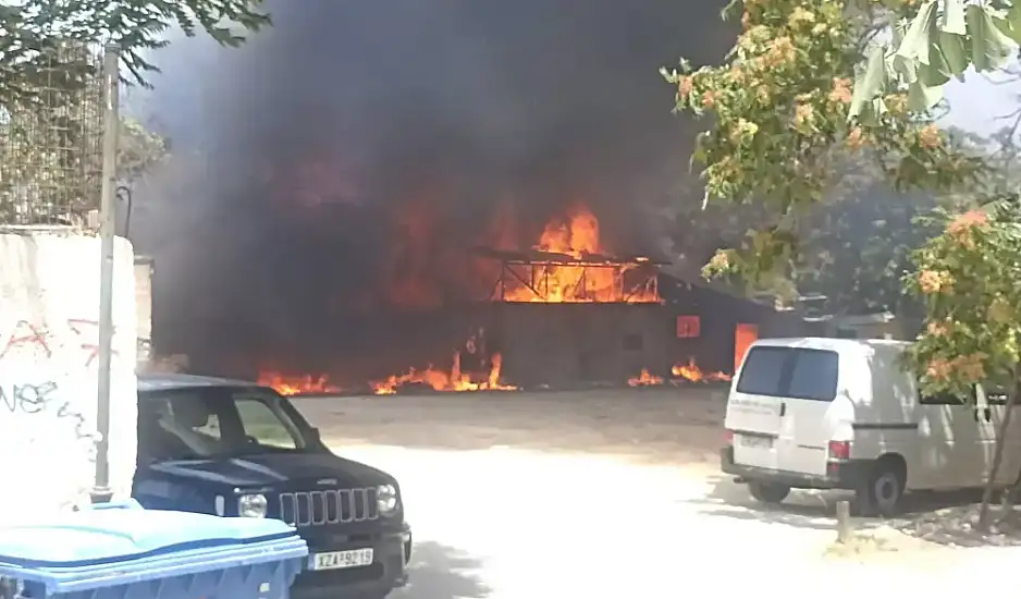 Φωτιά σε εργοστάσιο στο Μοσχάτο - Μήνυμα από το 112: Κλείστε πόρτες και παράθυρα - Εκτροπές στην περιοχή