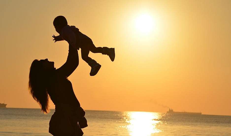 Η εξομολόγηση μητέρας παιδιού με αυτισμό: «Κατέστρεψε την ζωή μου, αλλά έμαθα ότι η αγάπη μου μπορεί να σταθεί δίπλα στην απογοήτευση»