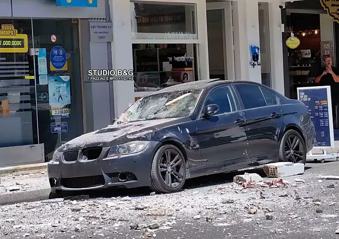 Ναύπλιο: Κατέρρευσε μπαλκόνι πάνω σε αυτοκίνητα – Δεν υπήρξαν τραυματισμοί