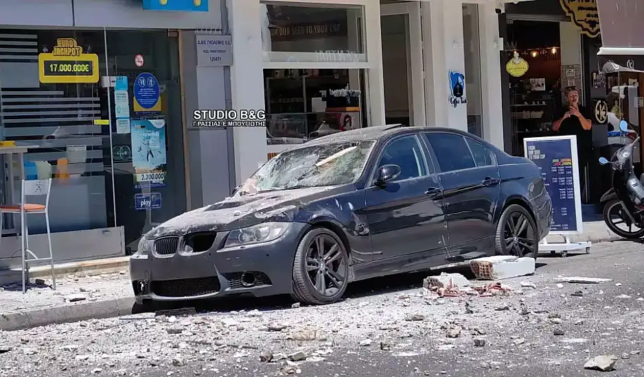 Ναύπλιο: Κατέρρευσε μπαλκόνι πάνω σε αυτοκίνητα – Δεν υπήρξαν τραυματισμοί