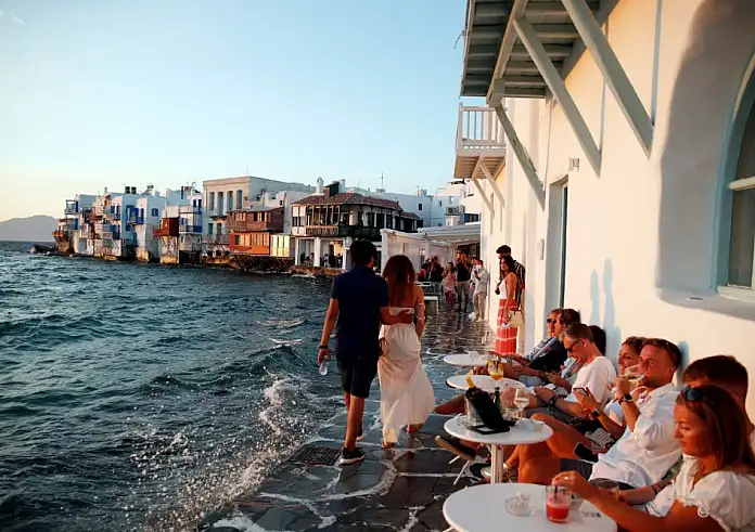 Μύκονος: Πάρτι με 300 ευρώ είσοδο και χωρίς απόδειξη - Έφοδος της ΑΑΔΕ σε πολυτελή βίλα