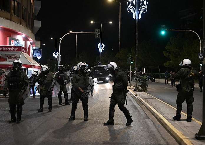 Πλατεία Βικτωρίας: Χημικά και μάχες σώμα με σώμα αστυνομικών - διαδηλωτών