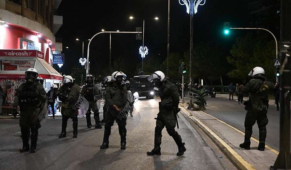 Πλατεία Βικτωρίας: Χημικά και μάχες σώμα με σώμα αστυνομικών - διαδηλωτών