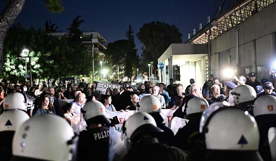 Νέο Ηράκλειο: Μπλόκο της αστυνομίας σε κινητοποίηση των αντιφασιστών – Προσαγωγές στον σταθμό της Νέας Ιωνίας