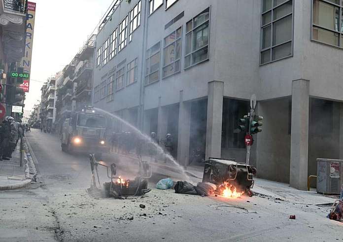 Επεισόδια με μολότοφ έξω από τη Νομική μετά το πανεκπαιδευτικό συλλαλητήριο – Ένας αστυνομικός ελαφρά τραυματισμένος
