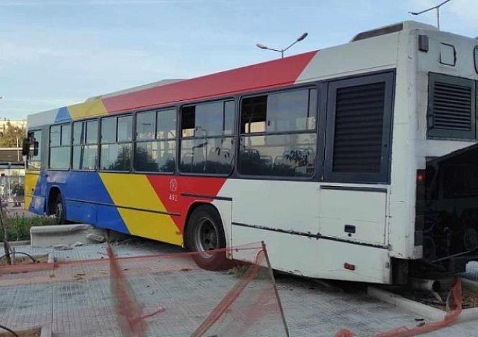 Θεσσαλονίκη: Λεωφορείο παρέσυρε αυτοκίνητα και μηχανές – Μια 40χρονη νεκρή