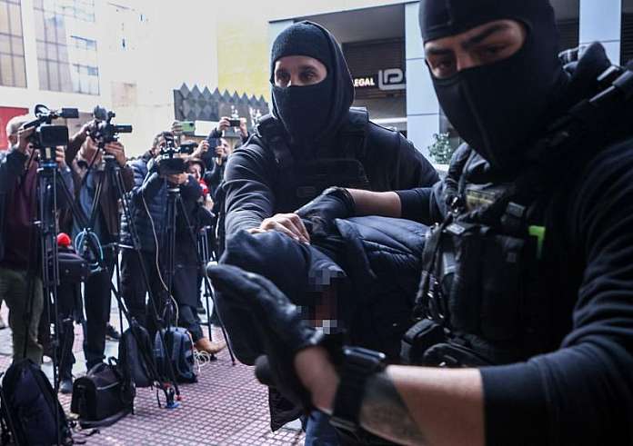 Με «μοντέλο» Χρυσής Αυγής αντιμετωπίζει η κυβέρνηση την έξαρση της οπαδικής βίας