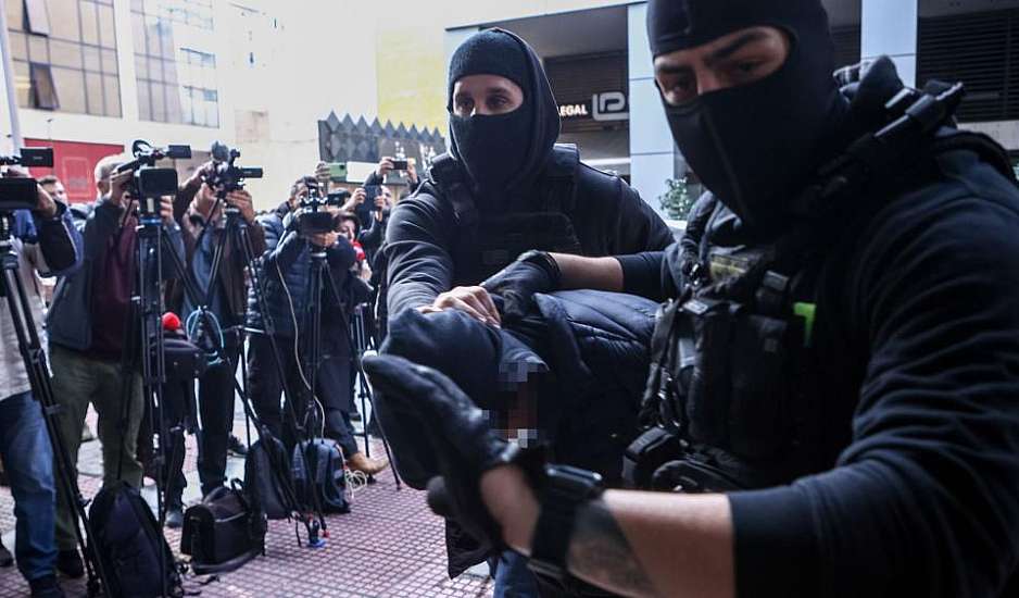 Με «μοντέλο» Χρυσής Αυγής αντιμετωπίζει η κυβέρνηση την έξαρση της οπαδικής βίας