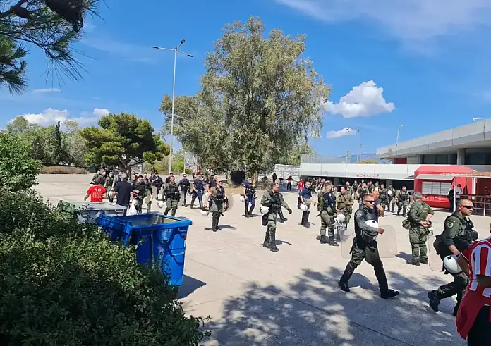 Ολυμπιακός – Φιορεντίνα: Ξεκίνησε η συγκέντρωση των Ελλήνων και των Ιταλών οπαδών – Αυστηροί έλεγχοι σε ΣΕΦ και ΟΑΚΑ