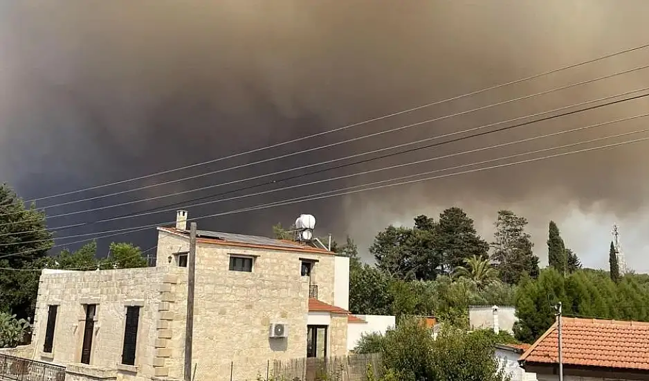 Φωτιά - Κύπρος: Μαύροι καπνοί σκέπασαν τον ουρανό της Πάφου από τη φωτιά στο Ψάθι