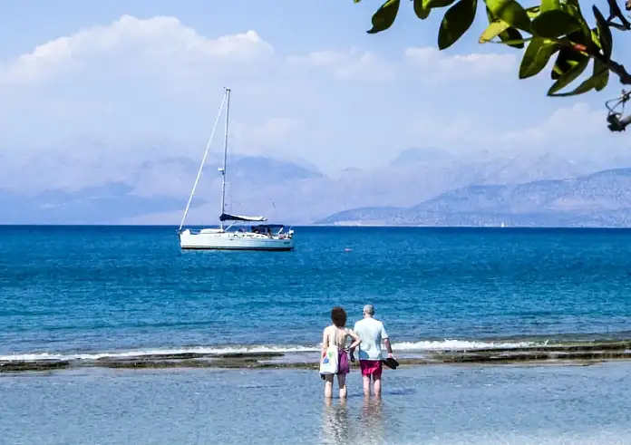 Στα ύψη η θερμοκρασία – Πλημμύρισαν από κόσμο οι παραλίες