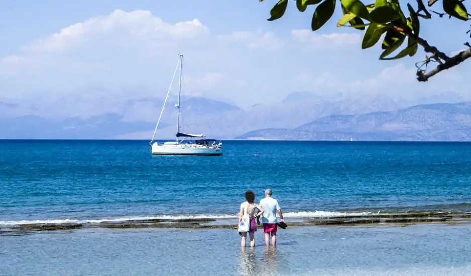 Στα ύψη η θερμοκρασία – Πλημμύρισαν από κόσμο οι παραλίες