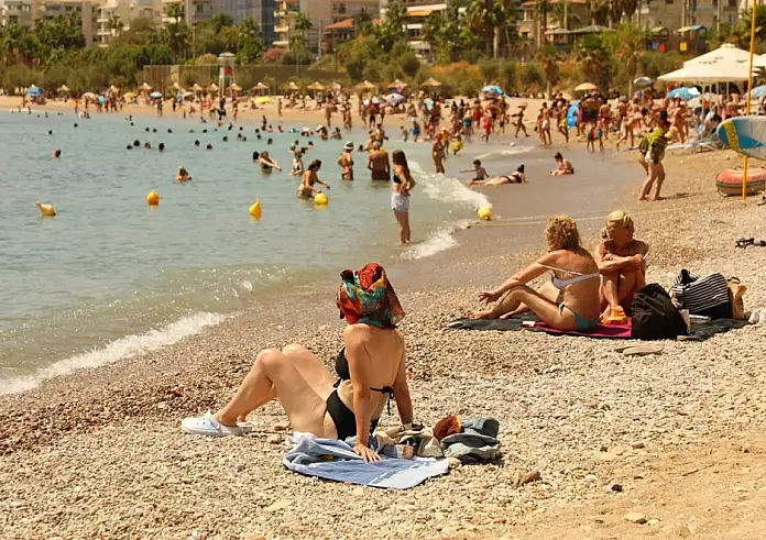 Καιρός: Γεμάτες οι κοντινές στις πόλεις παραλίες – Νέα άνοδος θερμοκρασίας
