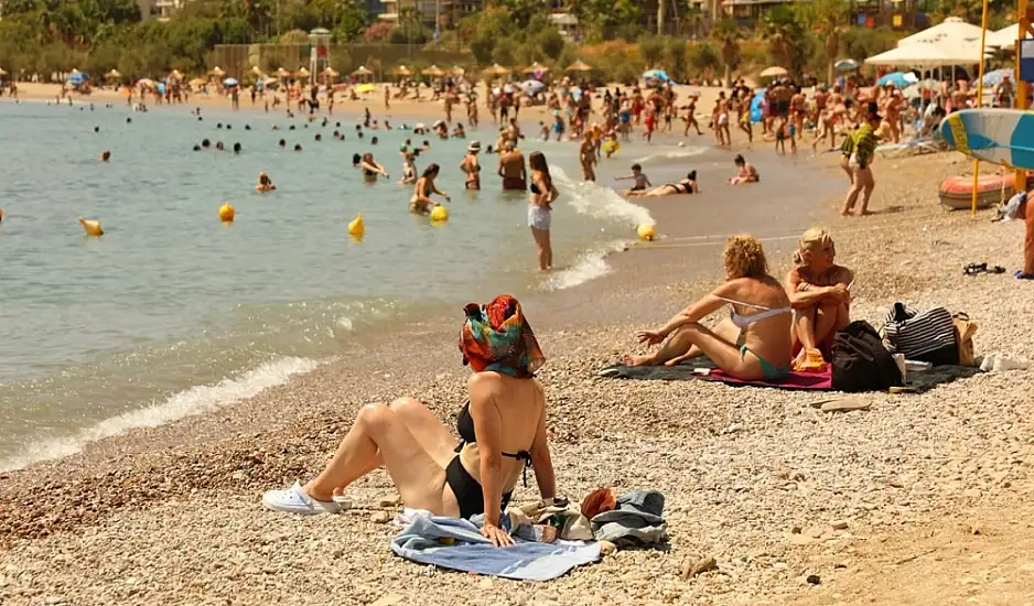 Καιρός: Γεμάτες οι κοντινές στις πόλεις παραλίες – Νέα άνοδος θερμοκρασίας
